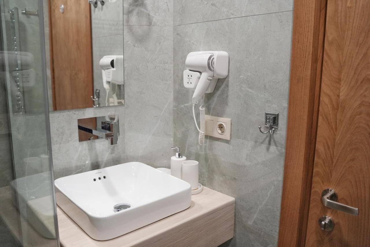 Hotel Embassy Тбилиси Экстерьер фото